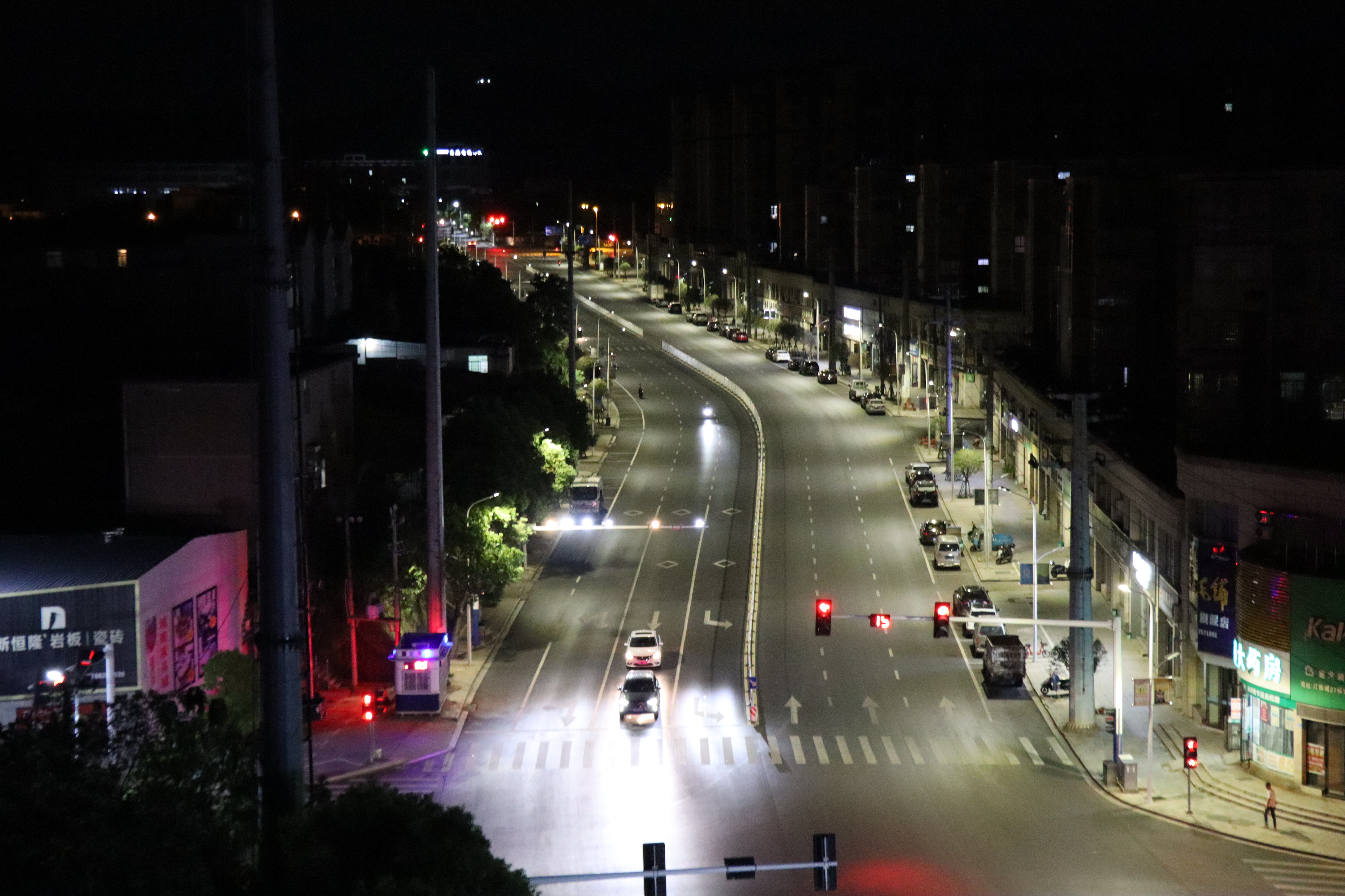 明珠大道路灯改造完美验收，YABO.COM电保安全节能路灯让每一度电都更有价值！