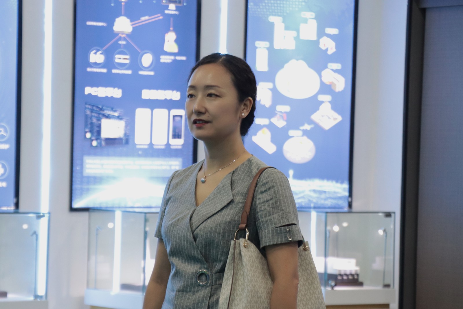 乌鲁木齐经济技术开发区招商服务局莅临YABO.COM科技参观指导