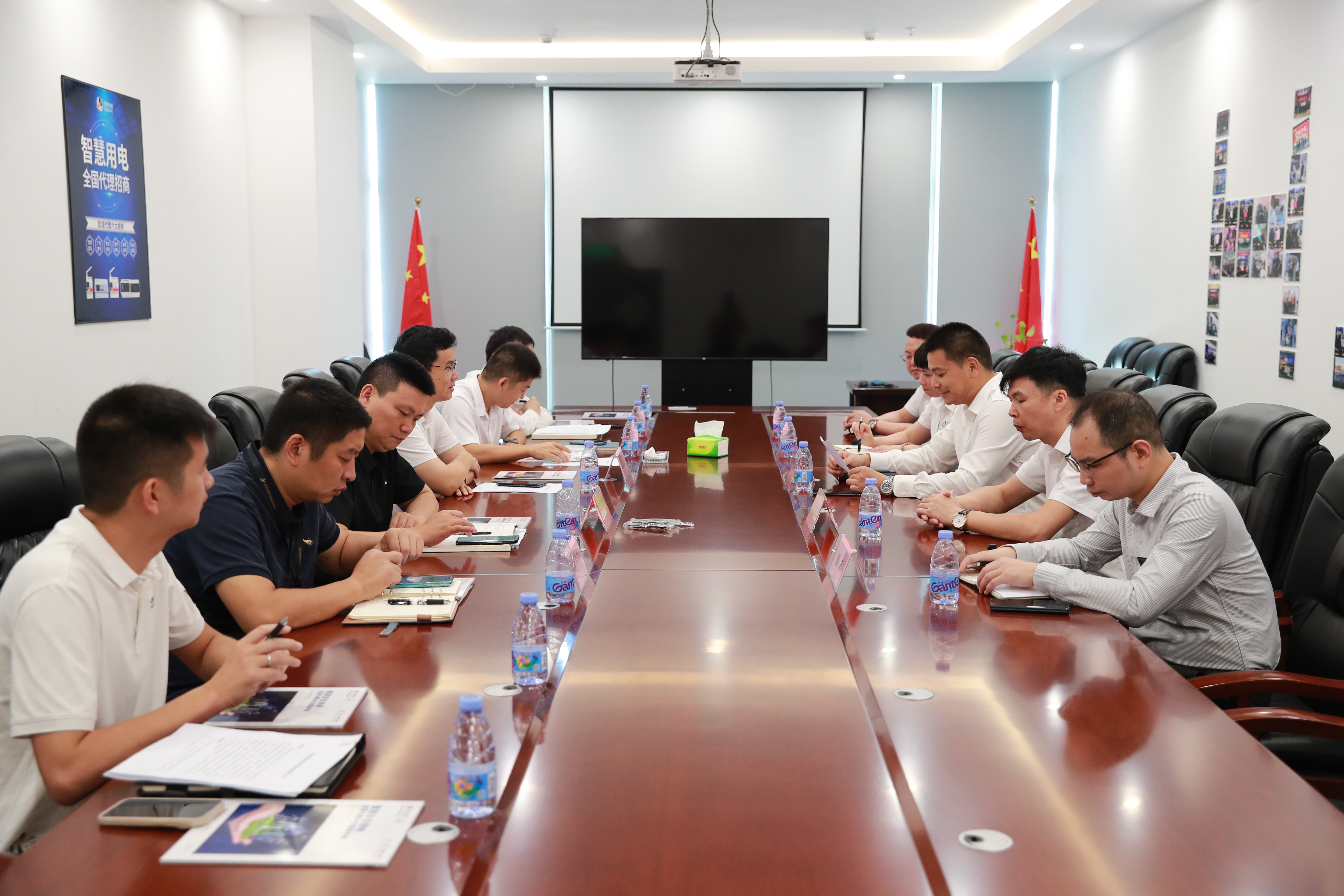 深圳市光明区凤凰街道党工委领导走访YABO.COM科技